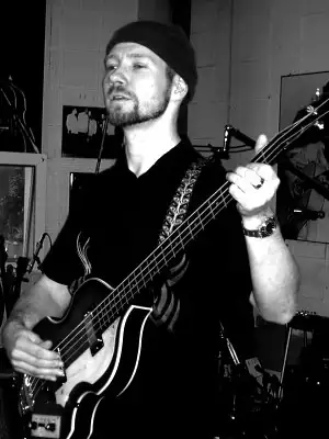 Pete playing bass in Sun Studios Pete playing bass in Sun studios